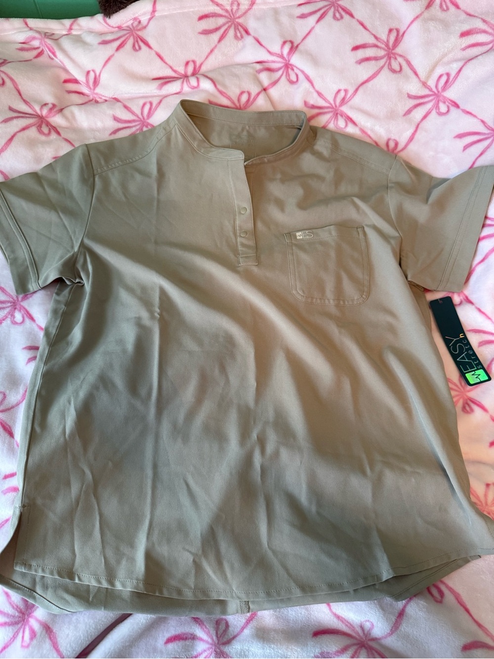 Short-Sleeve Mandarin Henley Tunic in Taupe